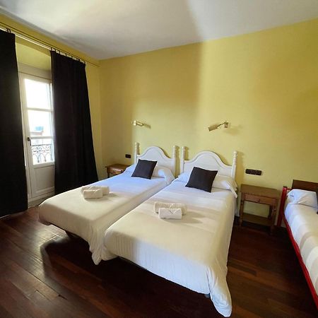 Hostal Esmeralda Комильяс Экстерьер фото
