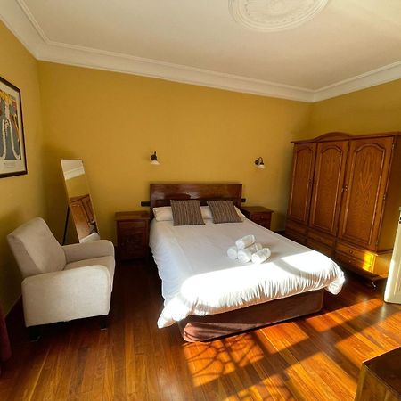 Hostal Esmeralda Комильяс Экстерьер фото