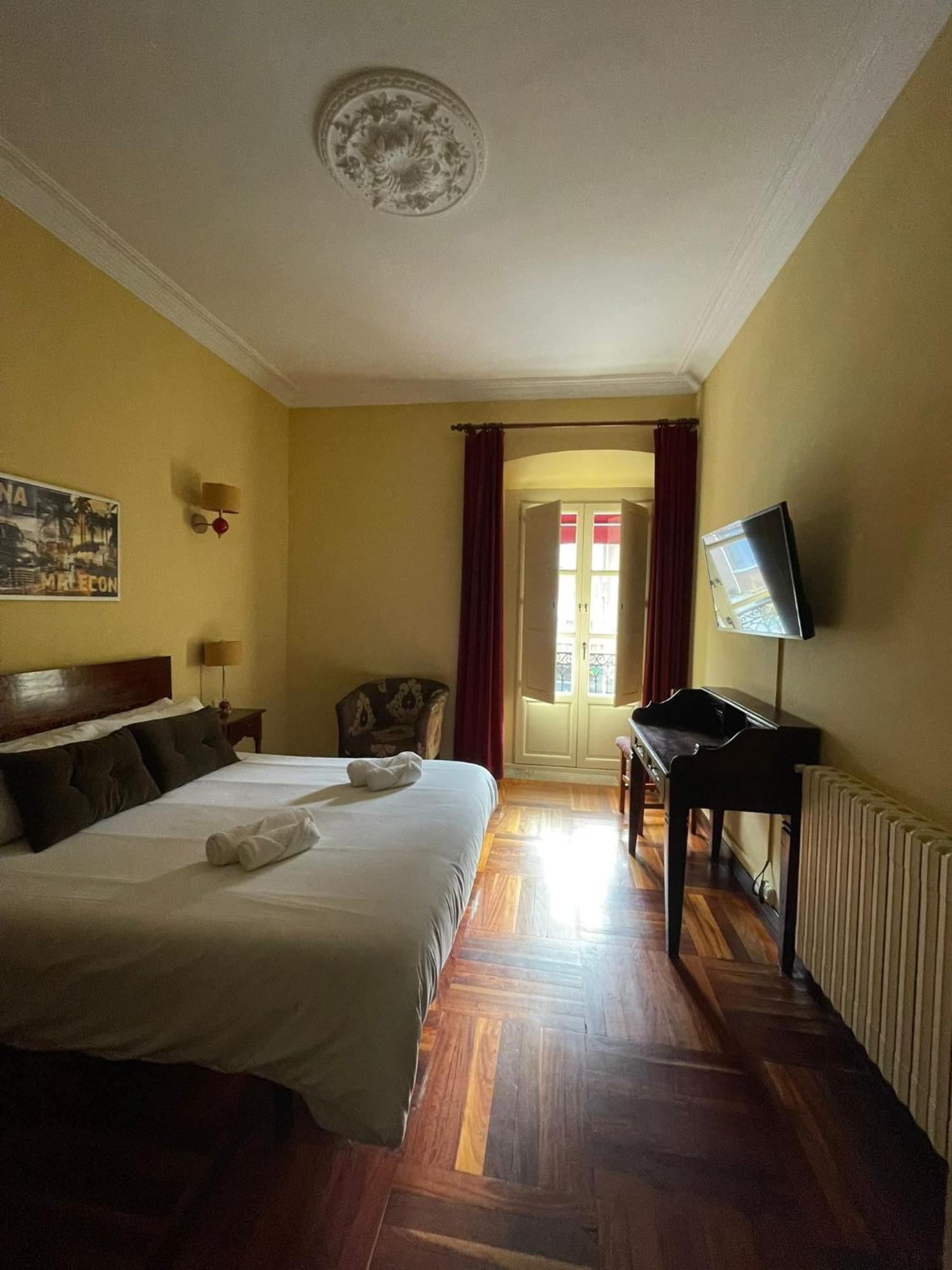 Hostal Esmeralda Комильяс Экстерьер фото