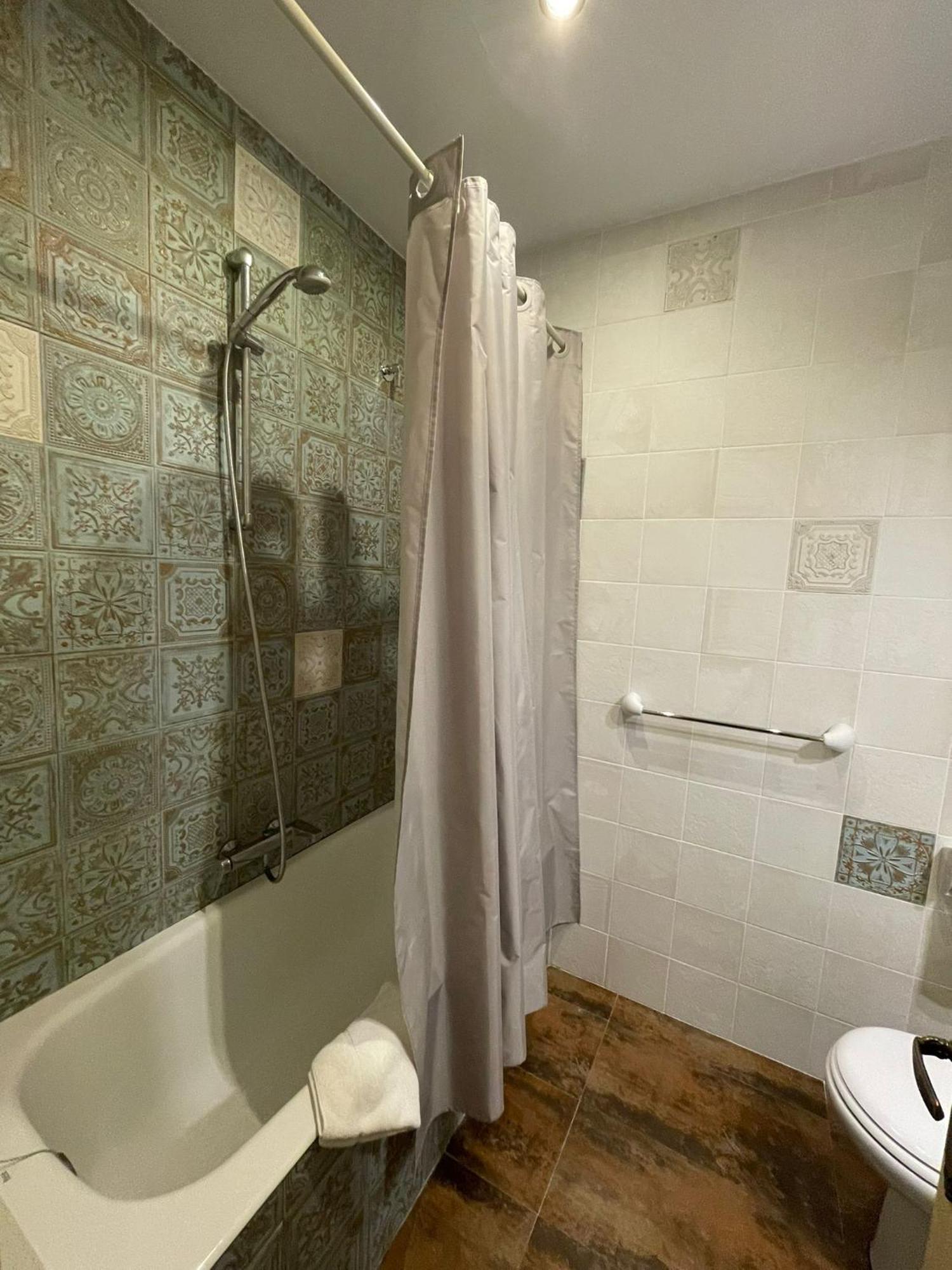 Hostal Esmeralda Комильяс Экстерьер фото