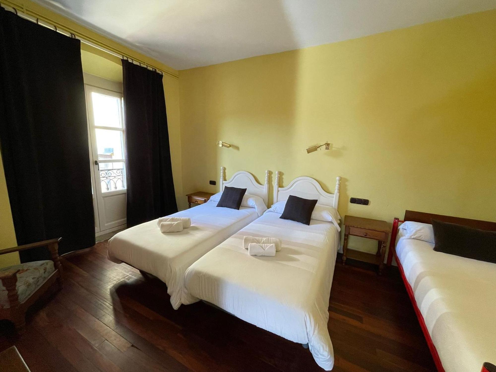 Hostal Esmeralda Комильяс Экстерьер фото