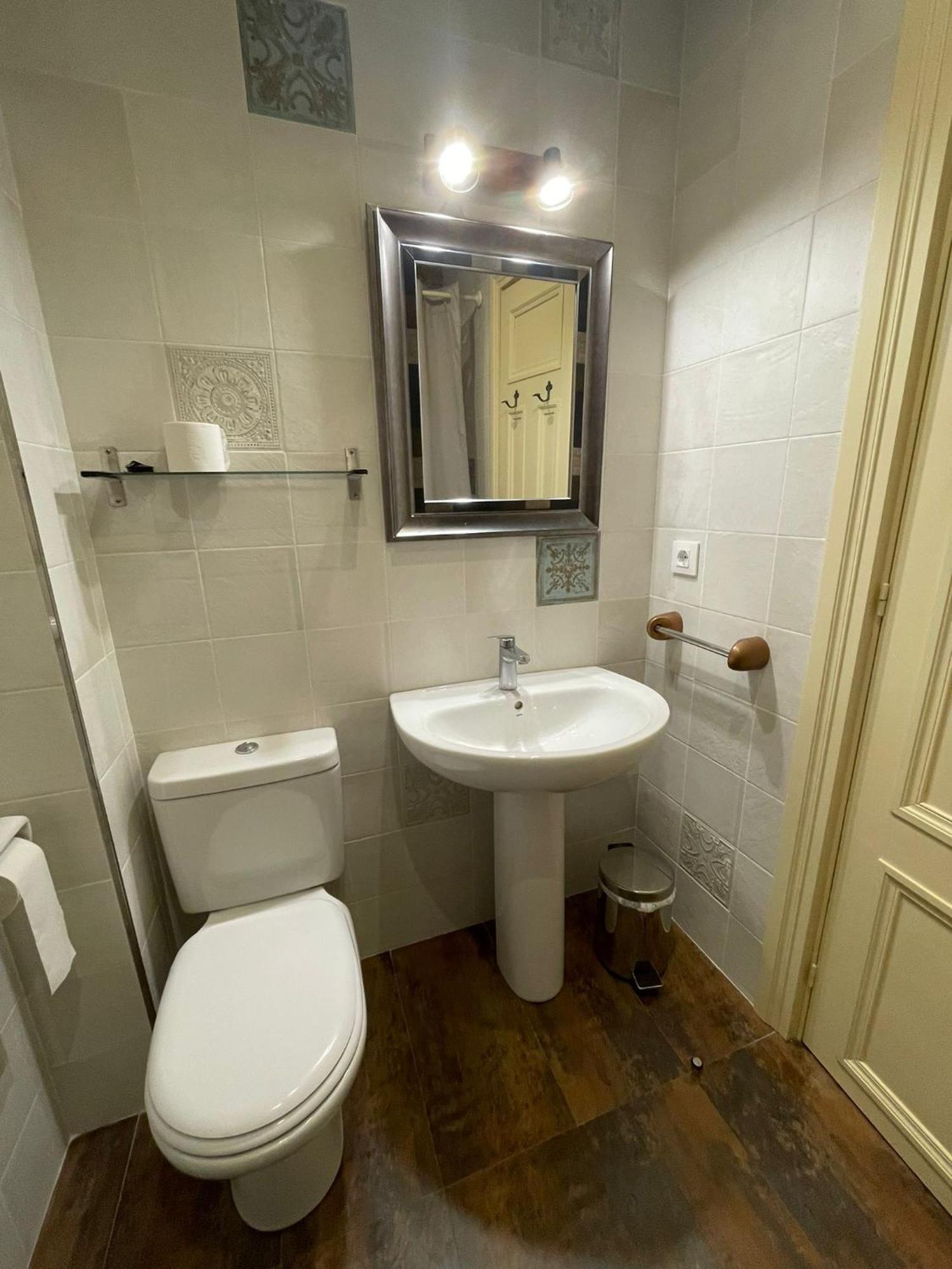 Hostal Esmeralda Комильяс Экстерьер фото