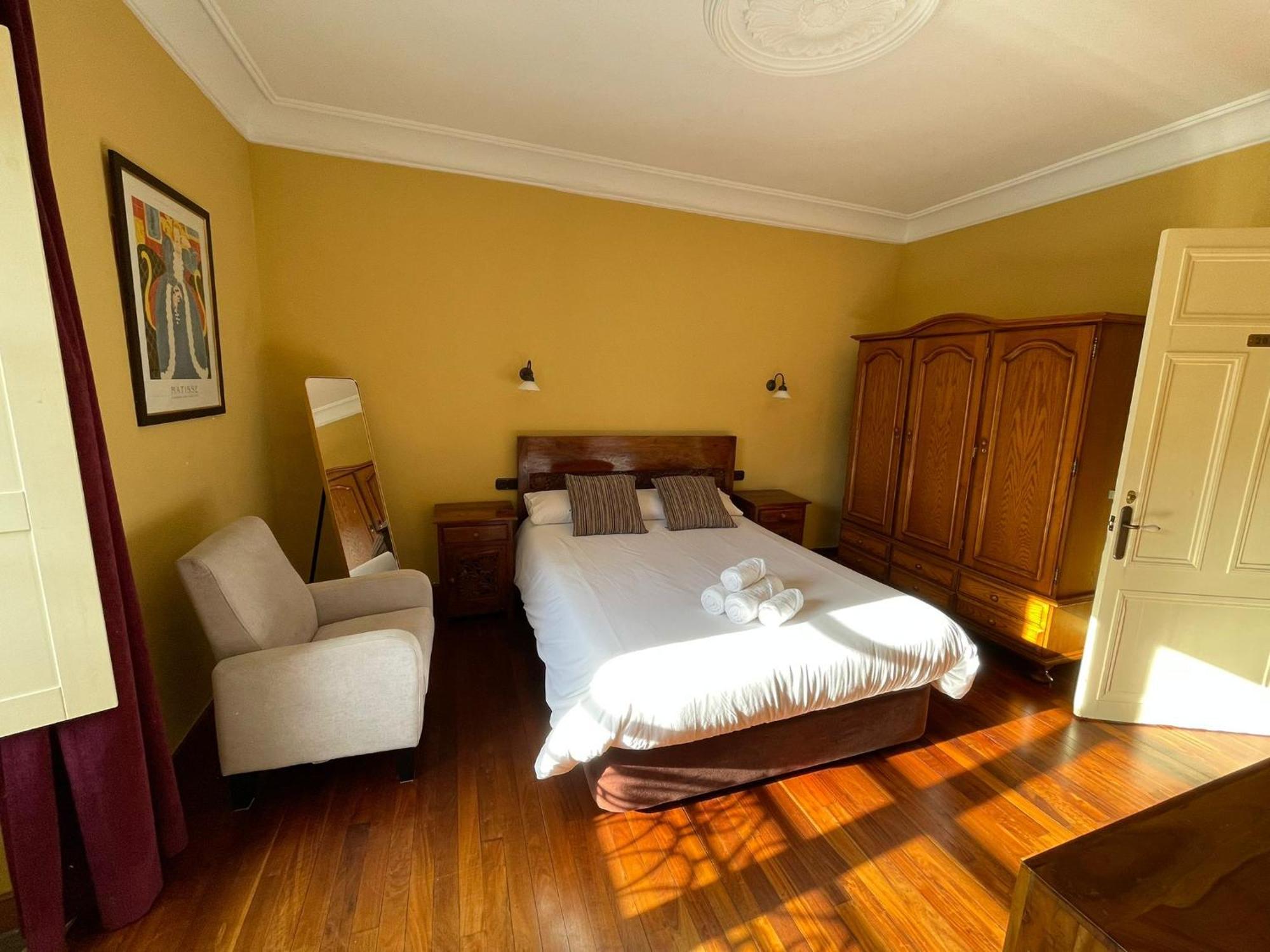 Hostal Esmeralda Комильяс Экстерьер фото